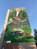 Мурал на фасаде одного из многоэтажных домов в городе Аксае (Западно-Казахстанская область, Казахстан)