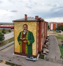 Мурал на фасаде пятиэтажки, выходящей на улицу имени Абая в городе Абай (Карагандинская область, Казахстан)